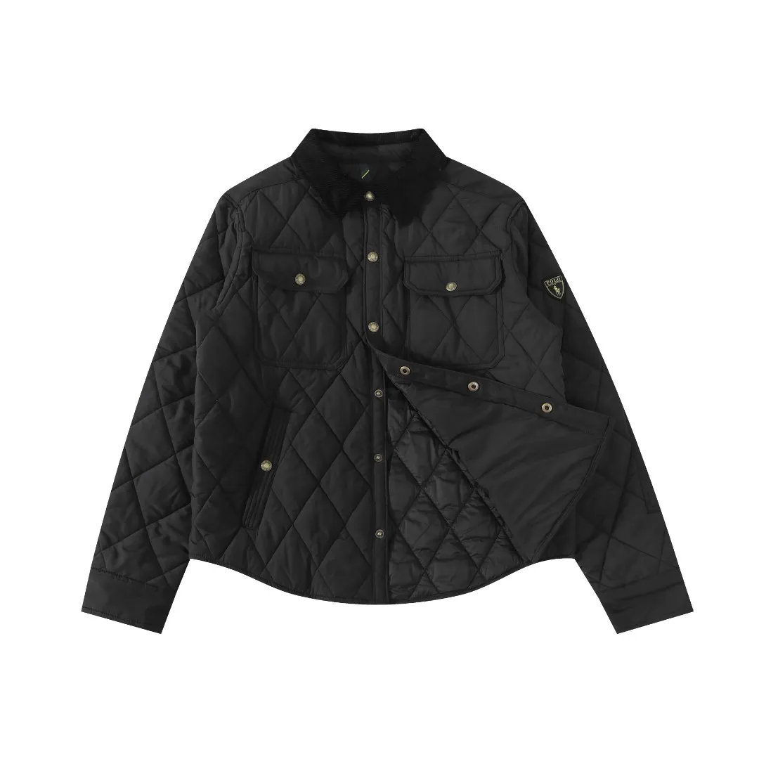 P370 #59 Ralph Lauren classic rhombus quilted cotton jacket for men and women. Inspired by retro workwear, it blends with contemporary British style. The imported machine-pressed rhombus quilting is accurately aligned, and the three-dimensional H-shaped tailoring is neat and slim. It is not bulky when layered in autumn and winter, and still maintains a light style.  Texture is reflected in the details: customized metal buckles, corduroy lapels, breathable eyelets under the arms, and slits on the hem, all replicating the brand's high-end genes. All excipients are standardized!  Five colors to choose from: black/khaki/brown/green/navy blue, easy to switch between commuting, leisure, and travel occasions. Function and appearance coexist: 37.5°C temperature control black technology, breathable and moisture-proof, anti-slip cotton patented fabric, temperature-locking, soft and waxy, durable and stylish. A retro warm-keeping item that can handle low temperatures calmly. The details are all made of craftsmanship, and the style has no limits. It has a classy look that will turn heads.  Color: Khaki Black Navy Green Brown Size: S M L